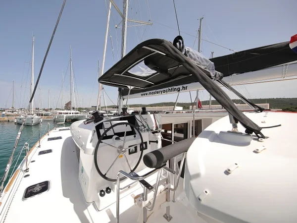 Lagoon 400 S2 - Boatscribe.com
