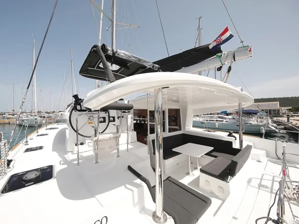 Lagoon 400 S2 - Boatscribe.com