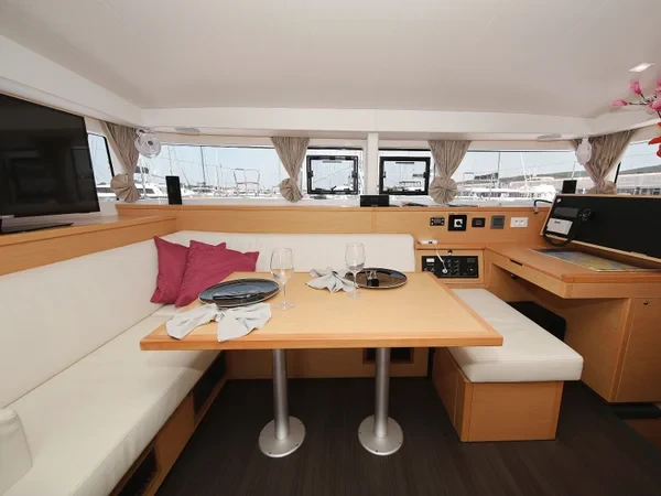 Lagoon 400 S2 - Boatscribe.com