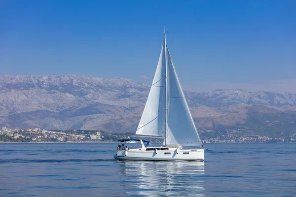 Oceanis 38.1 - Boatscribe.com