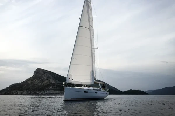 Oceanis 45 - Boatscribe.com
