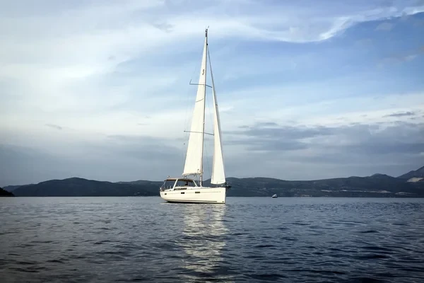 Oceanis 45 - Boatscribe.com