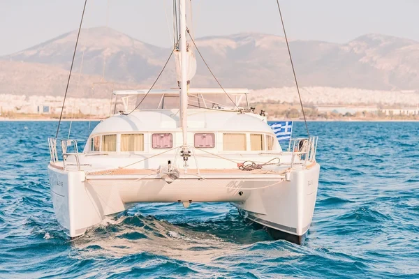 Lagoon 380 - Boatscribe.com