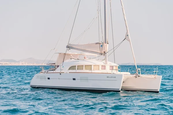 Lagoon 380 - Boatscribe.com