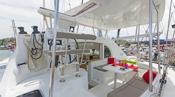 Lagoon 380 - Boatscribe.com