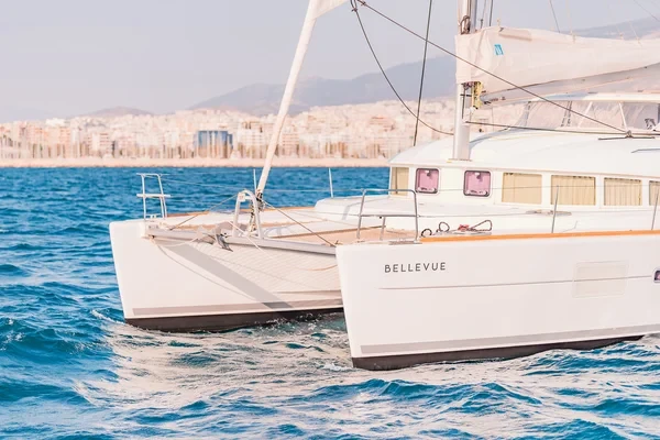 Lagoon 380 - Boatscribe.com