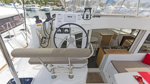 Lagoon 380 - Boatscribe.com