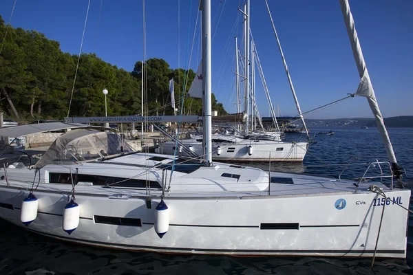 Dufour 412 GL - Boatscribe.com