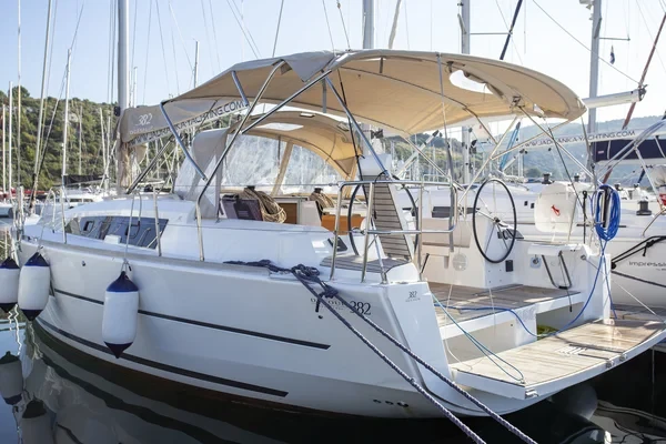 Dufour 382 GL - Boatscribe.com