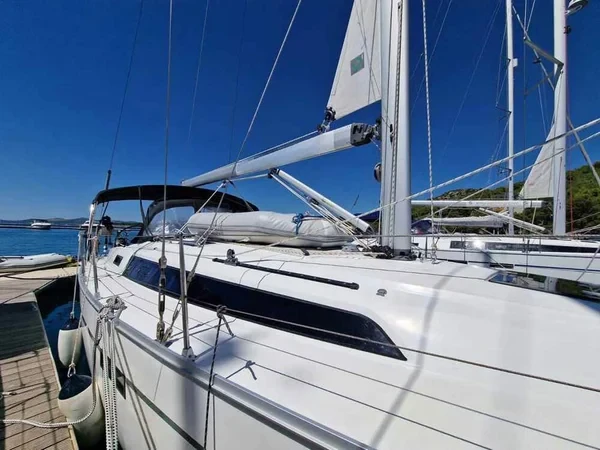 Bavaria 37 Cruiser - Boatscribe.com