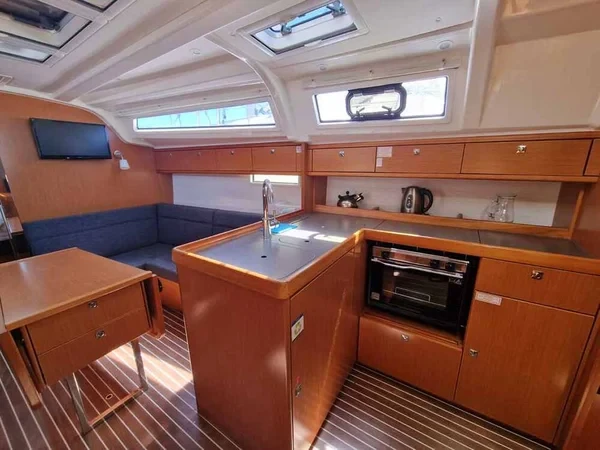 Bavaria 37 Cruiser - Boatscribe.com