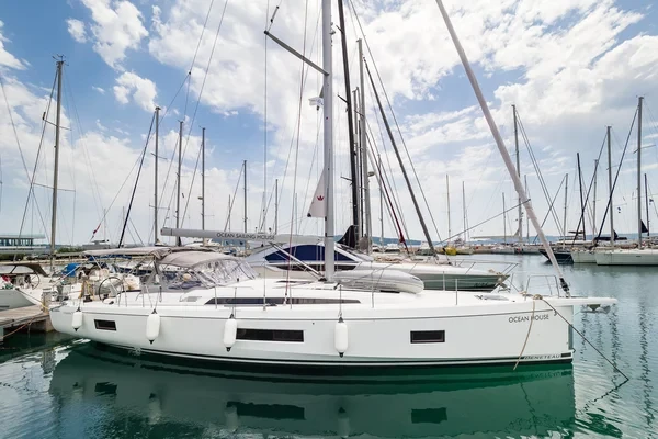 Oceanis 51.1 - Boatscribe.com