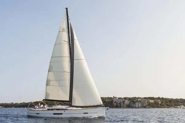 Dufour 520 GL - Boatscribe.com