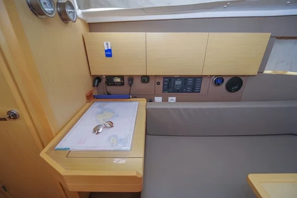 Oceanis 38 - Boatscribe.com