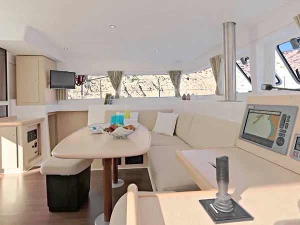 Lagoon 400 - Boatscribe.com