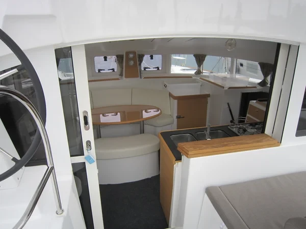Lagoon 380 - Boatscribe.com