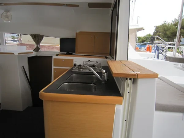 Lagoon 380 - Boatscribe.com